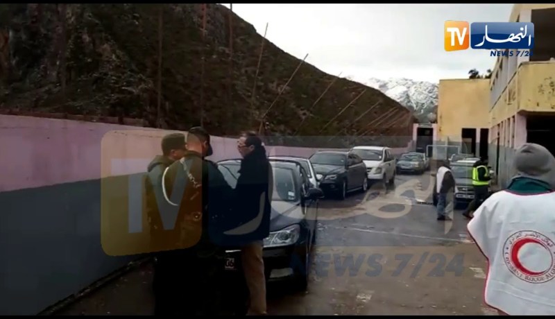 بجاية: الحماية المدنية ومتطوعون ينقلون المرضى للقافلة الطبية للهلال الأحمر الجزائري لبلدية درقينة