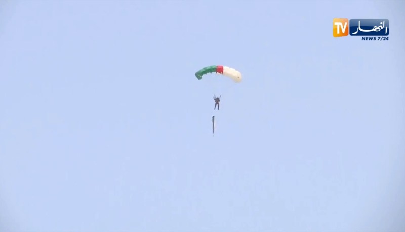 لحظة وصول رفات الشهداء .. وإستعراض المظليين فوق مطارهواري بومدين