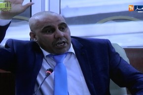 نقاز : رافعا يد بلاستيكية : اذا تريدون الايادي مرفوعة هذه واحدة ضعوا فيها بطارية فقط