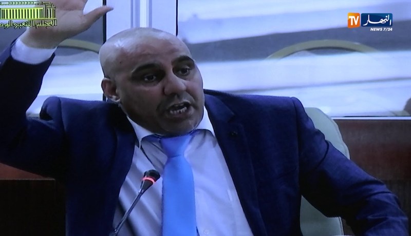 نقاز : رافعا يد بلاستيكية : اذا تريدون الايادي مرفوعة هذه واحدة ضعوا فيها بطارية فقط