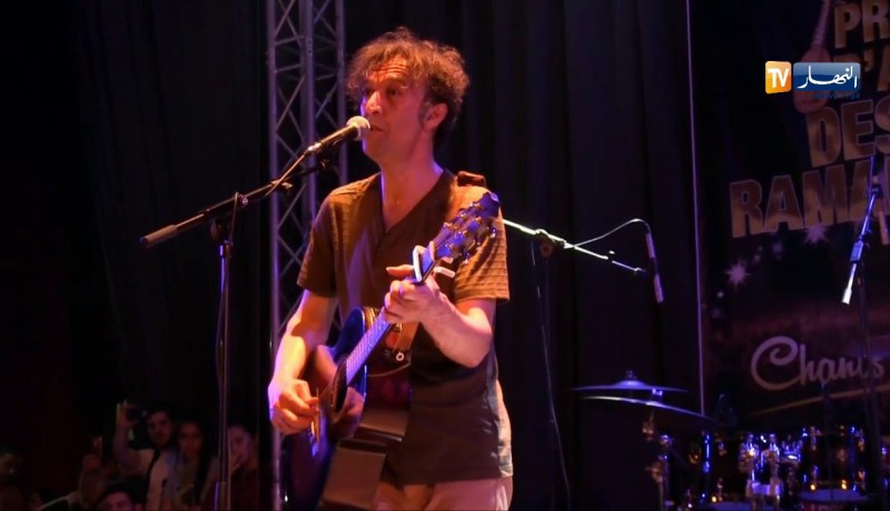 فن: علي عمران نجم الأغنية القبائلية يلهب قاعة دار الثقافة بتيزي وزو