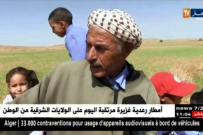 تيارت: تلاميذ يتنقلون على عربة يجرها حصان للإلتحاق بالدراسة بمنطقة مينا