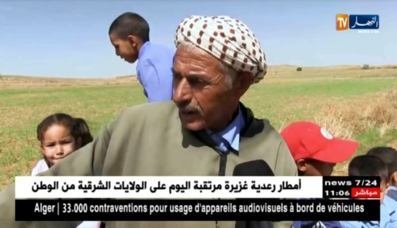 تيارت: تلاميذ يتنقلون على عربة يجرها حصان للإلتحاق بالدراسة بمنطقة مينا