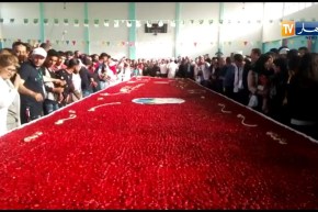 الانتهاء من صناعة أكبر كعكة فرولة في العالم بجيجل !!