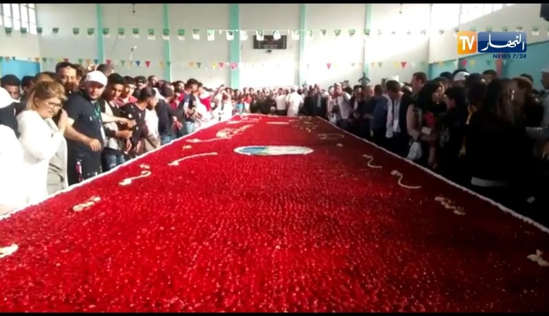 الانتهاء من صناعة أكبر كعكة فرولة في العالم بجيجل !!