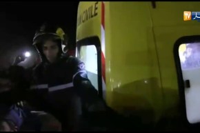 شاهدوا لحظة  إستخراج ونقل  جثة “عياش” رحمه الله وسط تكبيرات الحاضرين