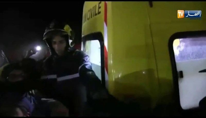 شاهدوا لحظة  إستخراج ونقل  جثة “عياش” رحمه الله وسط تكبيرات الحاضرين