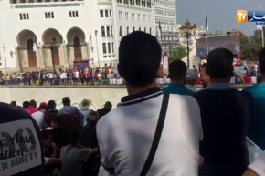 العاصمة: الجمهور الجزائري يتابع مباراة نهائي المونديال من ساحة البريد المركزي