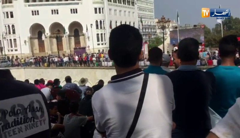 العاصمة: الجمهور الجزائري يتابع مباراة نهائي المونديال من ساحة البريد المركزي