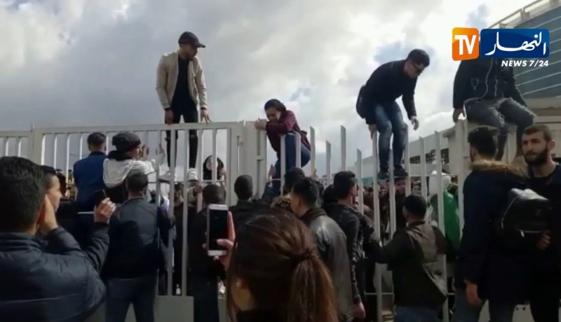 العاصمة/ خروج المئات من طلبة الجامعات إلى الشوارع تنديدا بالعهدة الخامسة