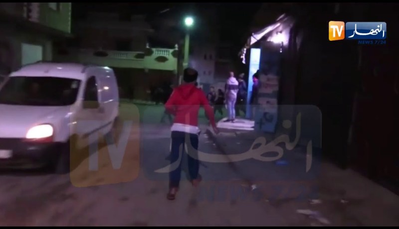 شاهد حرب مفرقعات الآن بحي سيدي الخيار بمنطقة العين البيضاء بوهران