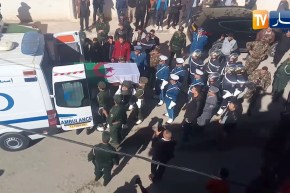 باتنة ..المشاهد الأولى لوصول جثمان الشهيد “سمير حديدان”