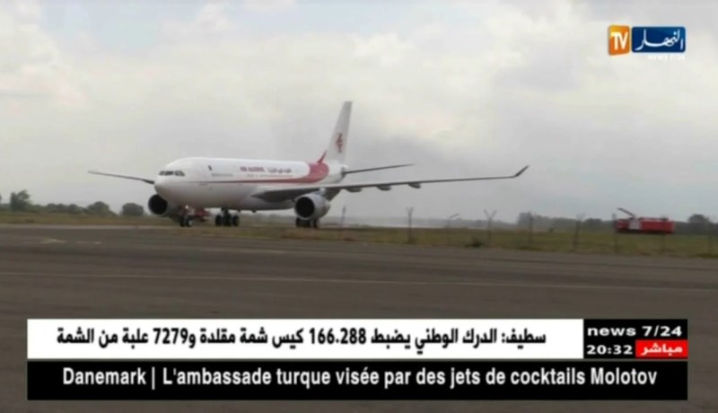 طائرة للجوية الجزائرية تعود بعد إصطداما بسرب من الطيور