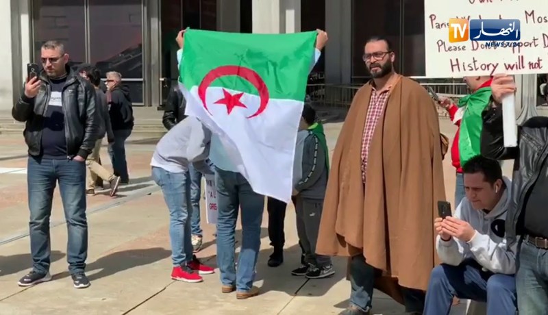 الجالية الجزائرية بفيلادلفيا تطالب بالإستجابة للمطالب الشعبية