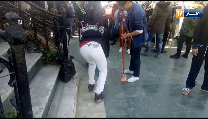 شاهد..طلبة سيدي بلعباس يقومون بالتنظيف بعد الإنتهاء من المسيرة السلمية ضد العهدة الخامسة