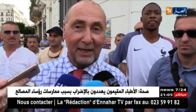 السفيران الكرواتي و الفرنسي جنبا إلى جنب بساحة البريد المركزي في نهائي المونديال