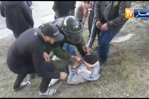 شاهد .. دركي يضمّد جراح مواطن خرج ضد ولاية رئاسية جديدة