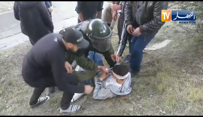 شاهد .. دركي يضمّد جراح مواطن خرج ضد ولاية رئاسية جديدة