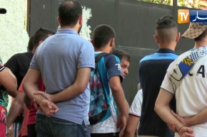 أنصار أمل الأربعاء يحاصرون اللاعبين عند مخرج الملعب ويطالبون باستفسارات