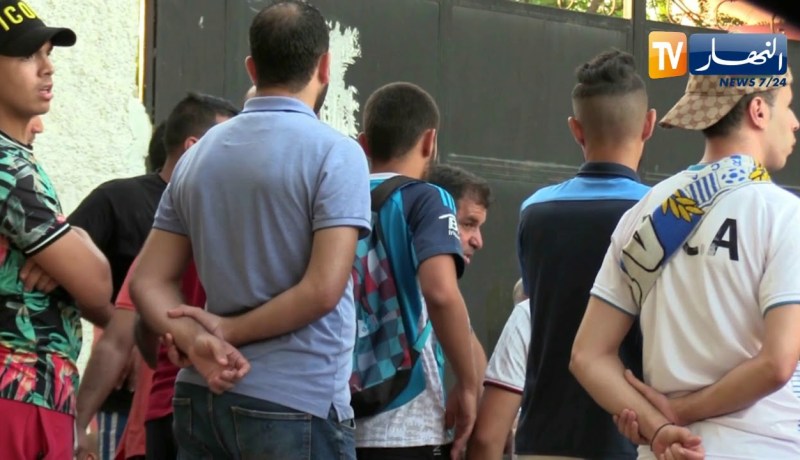 أنصار أمل الأربعاء يحاصرون اللاعبين عند مخرج الملعب ويطالبون باستفسارات
