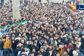 تعليم عالي/ آلاف الطلبة يخرجون في مسيرات سلمية عبر الوطن ضد العهدة الخامسة