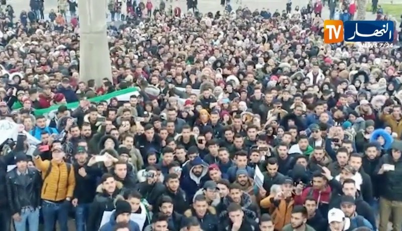 تعليم عالي/ آلاف الطلبة يخرجون في مسيرات سلمية عبر الوطن ضد العهدة الخامسة