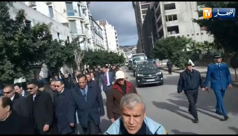 الوالي زوخ يفضل المشي في شوارع بلوزداد