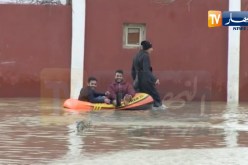 مشاهد من عنابة سيارات تغرق وسط الأحياء والسكان يستعملون الزوارق للتنقل