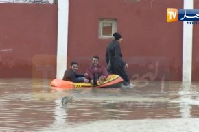 مشاهد من عنابة سيارات تغرق وسط الأحياء والسكان يستعملون الزوارق للتنقل