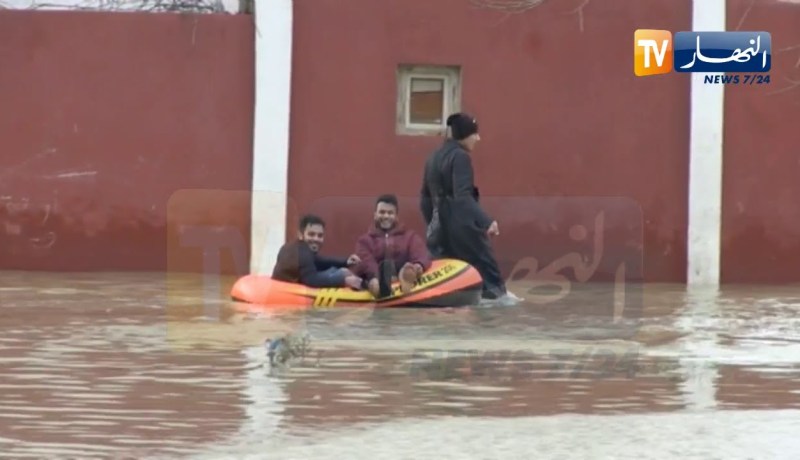 مشاهد من عنابة سيارات تغرق وسط الأحياء والسكان يستعملون الزوارق للتنقل