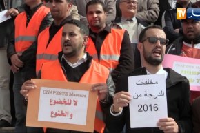 معسكر: عمال الكناباست في وقفة إحتجاجية تنديدا بالتضييق النقابي الممارس ضدهم