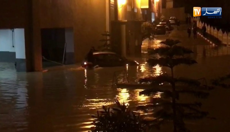 العاصمة : مياه الأمطار تغرق السيارات بالشراقة