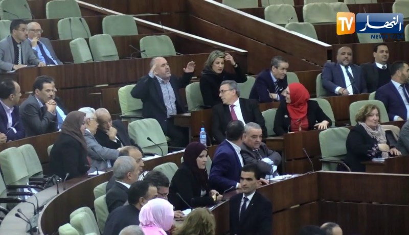 مشادات كلامية بين أعضاء البرلمان أثناء عرض بيان السياسة العامة للحكومة