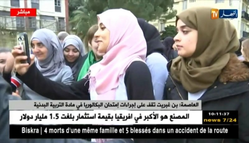 نورية بن غبريت تتصور بالسيلفي مع طلبة البكالوريا