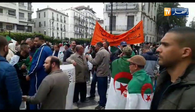 العاصمة/ بداية تجمع المتظاهرين أمام نفق الحراك