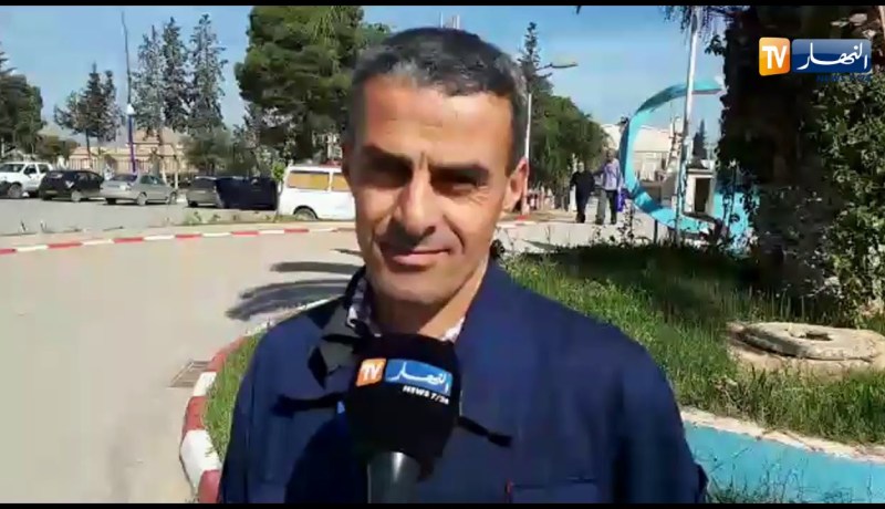 عمال المؤسسة الإستشفائية “الإخوة خليف” بالشلف في وقفة إحتجاجية ضد قرار إنهاء مهام مديرة المستشفى