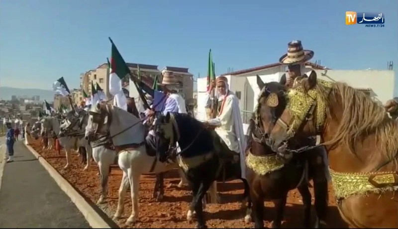 الخيالة في انتظار الرئيس بوتفليقة