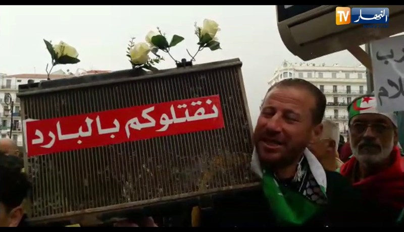 العاصمة: مواطنون يتفنون في شعارات الجمعة الحادية عشر من الحراك