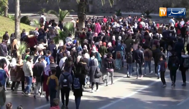 وقفات سلمية لطلبة الجامعات في العديد من الولايات تنديدا بالعهدة الخامسة