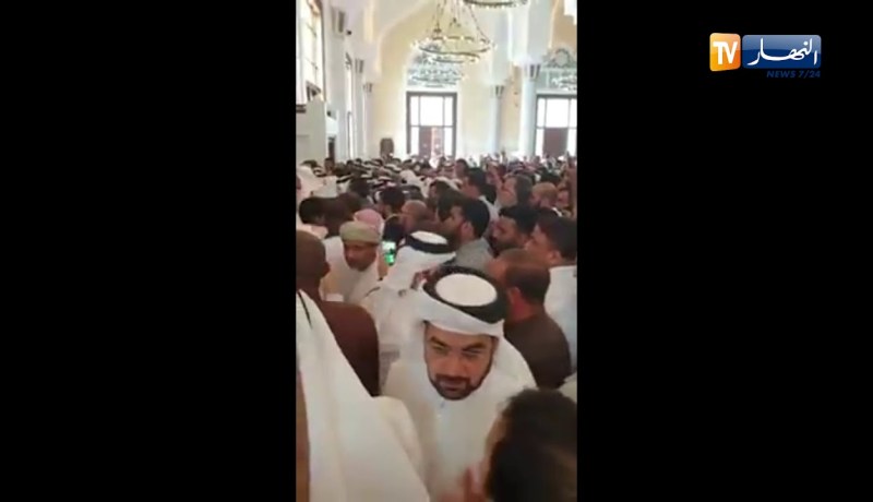 شاهد..صلاة الجنازة على المرحوم عباسي مدني بمسجد محمد بن عبد الوهاب