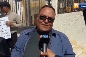 شاهد..صحفيو ونشطاء إعلاميين في وقفة مساندة للحراك أمام مقر ولاية الوادي !!