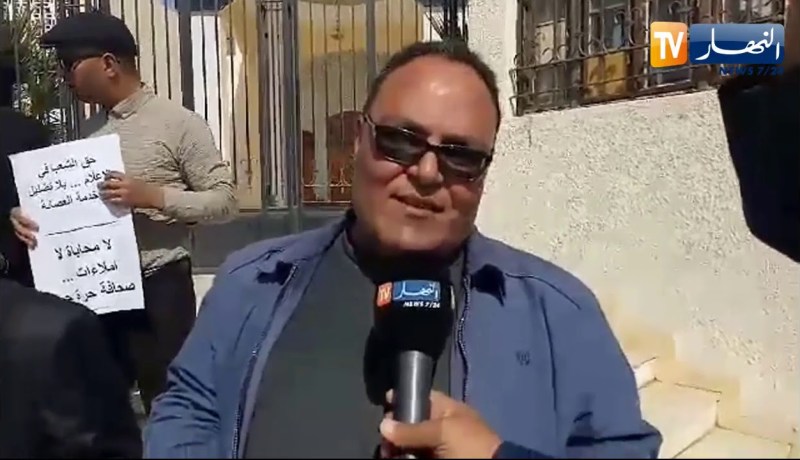 شاهد..صحفيو ونشطاء إعلاميين في وقفة مساندة للحراك أمام مقر ولاية الوادي !!