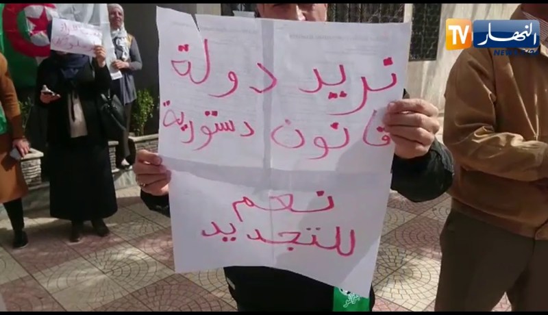 عين تموشنت .. نقابيو “السناباب” بمديرية الشبيبة والرياضة  في وقفة إحتجاجية !!