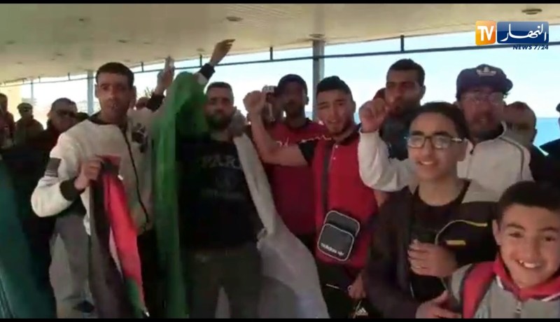 شاهد..مواطنون يحتجون على مشروع “موقف سيارات” بعين الترك في وهران