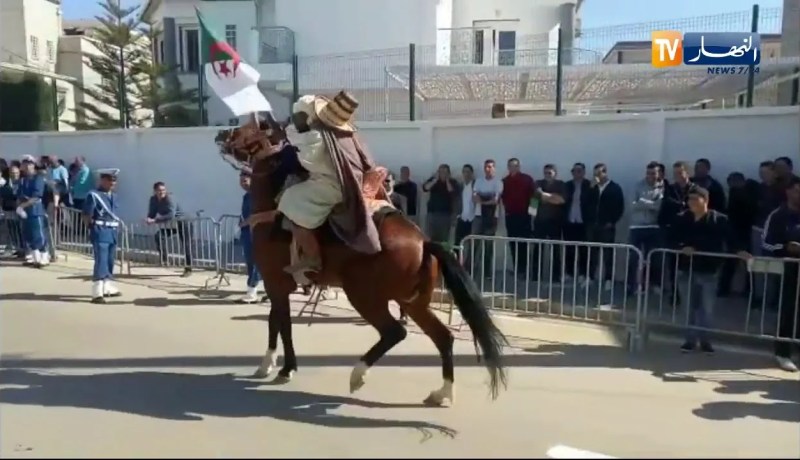 فرق ورقصات فولكلورية في استقبال الرئيس بوتفليقة بتيقصراين في العاصمة