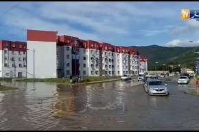 عنابة: حي أول ماي يغرق في مياه الأمطار والسكان يقطعون الطريق احتجاجا عن الوضعية