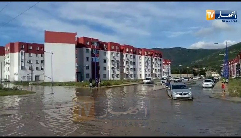 عنابة: حي أول ماي يغرق في مياه الأمطار والسكان يقطعون الطريق احتجاجا عن الوضعية
