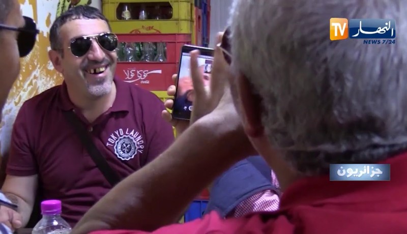 جزائريون: مقهى شارع شاغاس.. محطة الصم البكم لرد الأنفاس