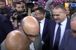 عبد القادر زوخ يذرف الدموع ويقدم إطارات الولاية لوالي العاصمة الجديد