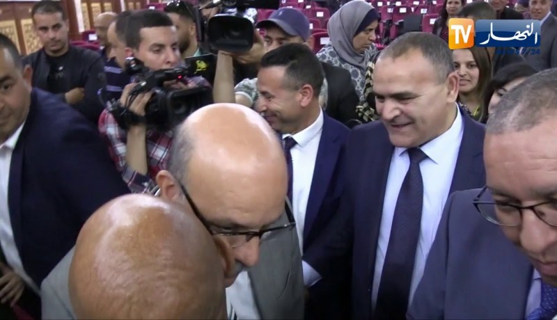 عبد القادر زوخ يذرف الدموع ويقدم إطارات الولاية لوالي العاصمة الجديد